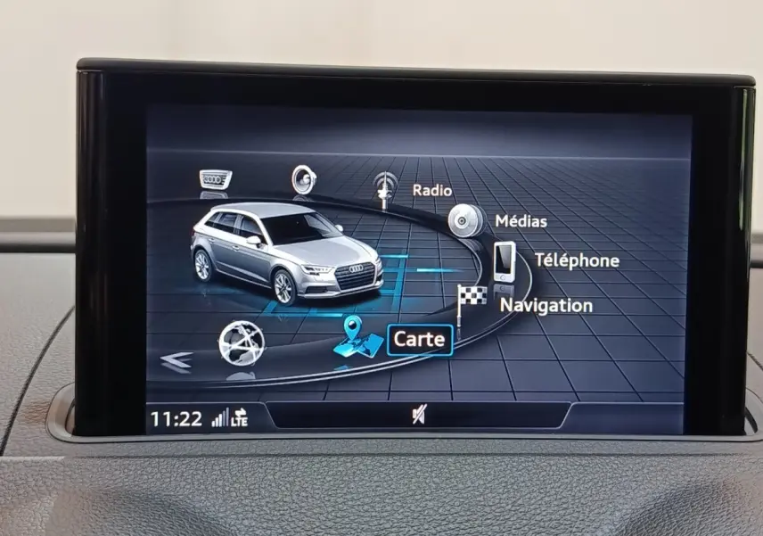 Écran tactile intérieur montrant une Audi A3 blanche en vue 3/4 avant sur le système de navigation.