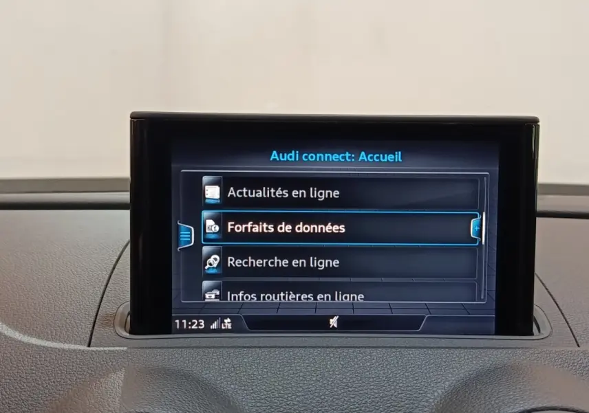 Écran tactile central affichant le menu Audi connect dans l’habitacle d’une Audi A3 blanche de 2020.