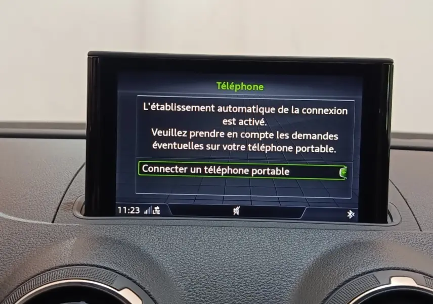 Écran tactile central affichant la connexion Bluetooth dans l'habitacle de l'Audi A3 blanc, version 35 TDI 2020.