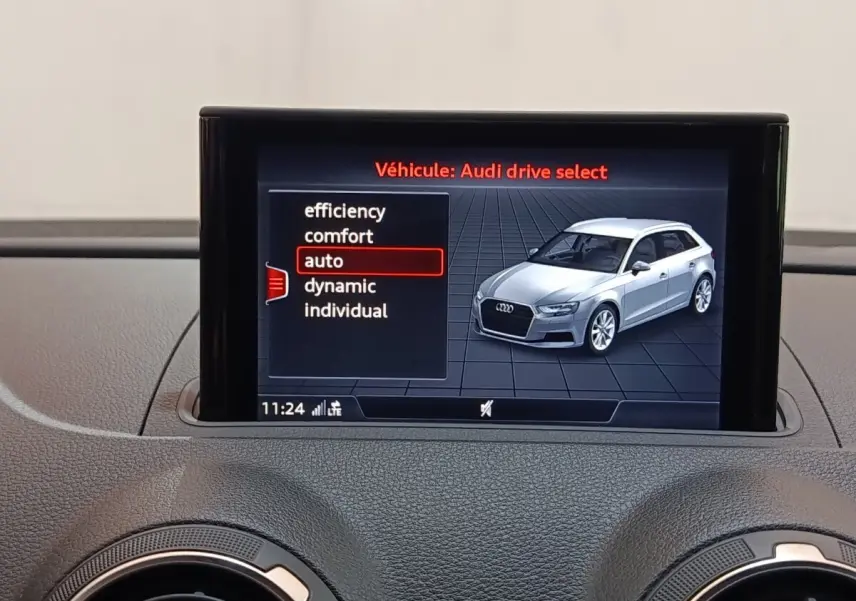 Écran central affichant la sélection de modes de conduite avec une Audi A3 blanche vue de 3/4 avant droite.