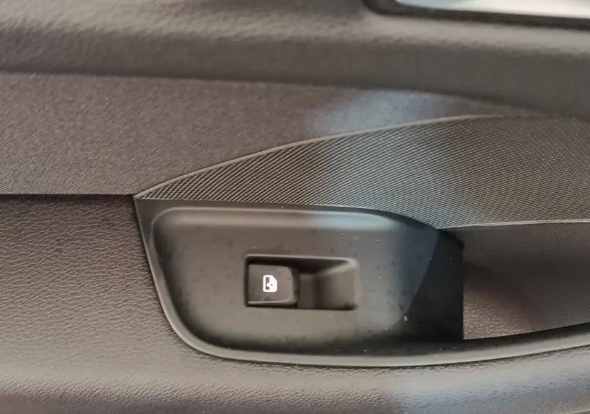 Bouton de verrouillage des portes sur la portière intérieure noire d'une Audi A3 35 TDI 150 S tronic Business Line.