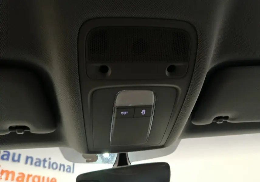 Vue intérieure du plafonnier avant de l'Audi A3 blanc 35 TDI 150 S tronic Business Line avec commandes d'éclairage intégrées.