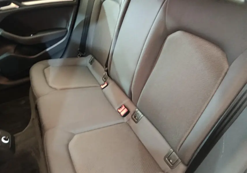Vue intérieure côté droit sur la banquette arrière grise de l'Audi A3 35 TDI 150 S tronic Business Line.