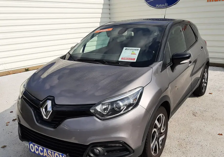 Renault Captur gris cassiopée avec toit noir, vue 3/4 avant droit, jantes alliage et calandre marquée Renault.