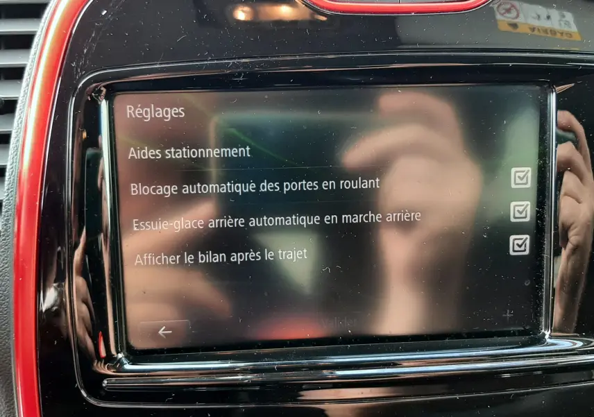 Vue rapprochée de l'écran tactile central du Renault Captur 2016, entouré d'un cadre rouge brillant.