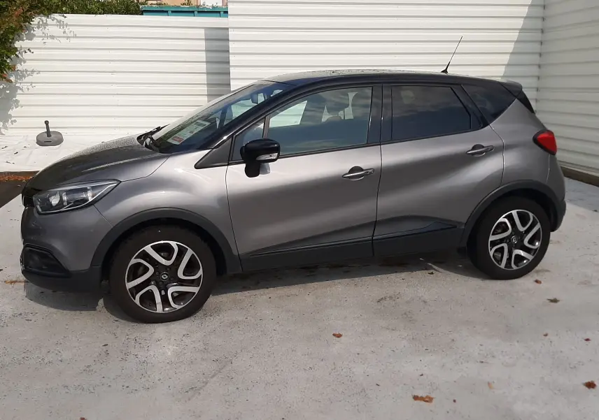Renault Captur gris Cassiopée avec toit noir, vue de profil côté gauche, roues alliage 17 pouces biton.
