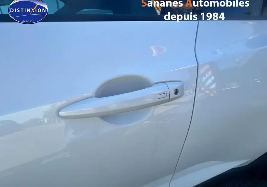 Poignée de porte côté droit blanc nacré du Nissan Juke 2024, finition N-Connecta avec coques de rétroviseurs noires.