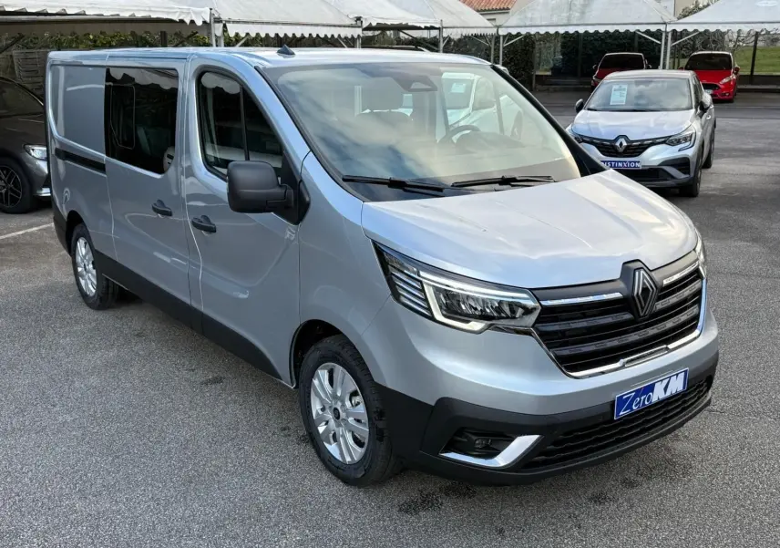 Poignée de porte noire en gros plan sur la portière gris Highland du Renault Trafic Cabine Approfondie 2025.