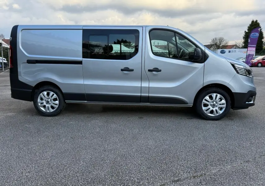 Intérieur du coffre arrière d'un Renault Trafic cabine approfondie gris Highland, vue en plongée vers l'avant.