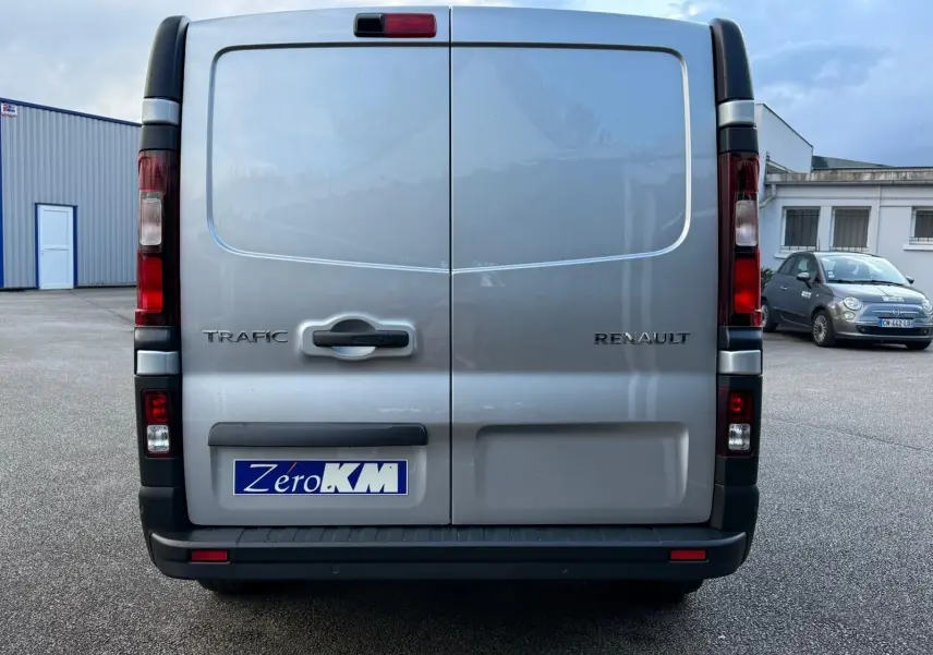 Vue intérieure côté conducteur du Renault Trafic cabine approfondie 2025, avec volant multifonction et écran tactile central.
