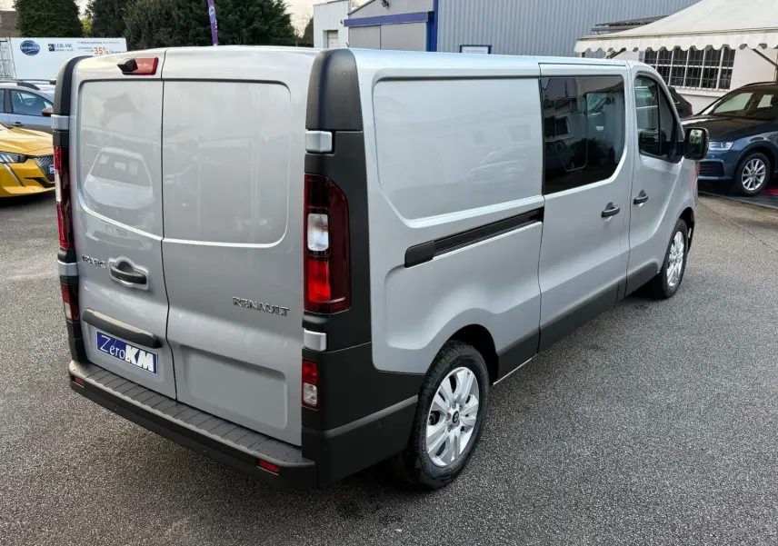 Intérieur côté passager du Renault Trafic cabine approfondie 2025, avec tableau de bord moderne et levier de vitesses manuel.