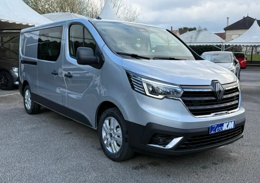 Vue 3/4 arrière droite du Renault Trafic cabine approfondie gris Highland, avec portes arrière pleines et jantes alu.