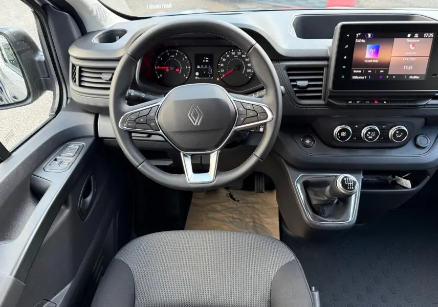 Vue 3/4 arrière droite d'un Renault Trafic cabine approfondie gris Highland avec vitres teintées et feux arrière verticaux.