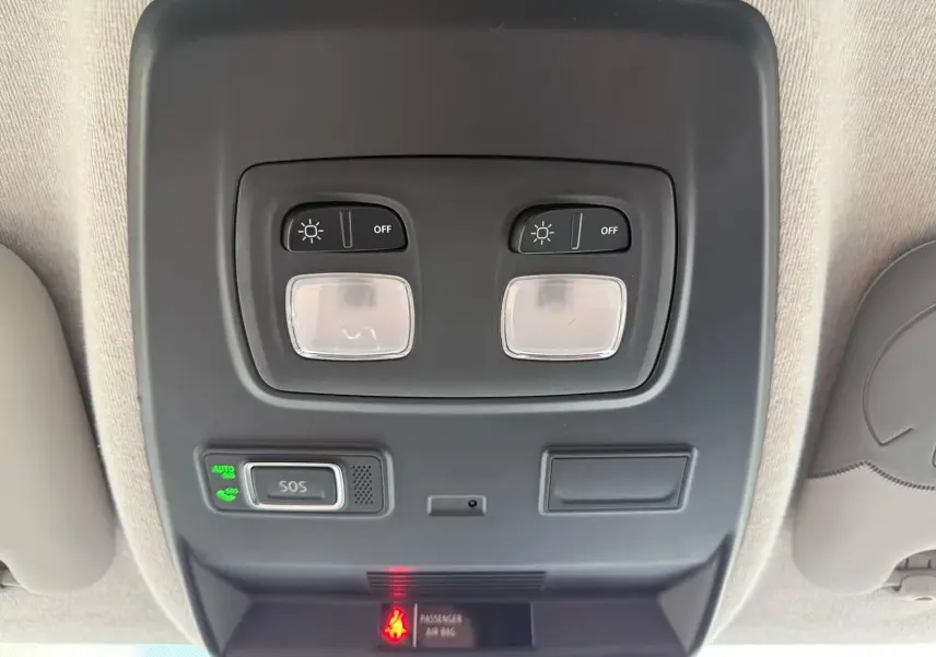 Gros plan sur le levier de vitesses manuel noir avec marquages blancs dans l'habitacle du Renault Trafic gris Highland.