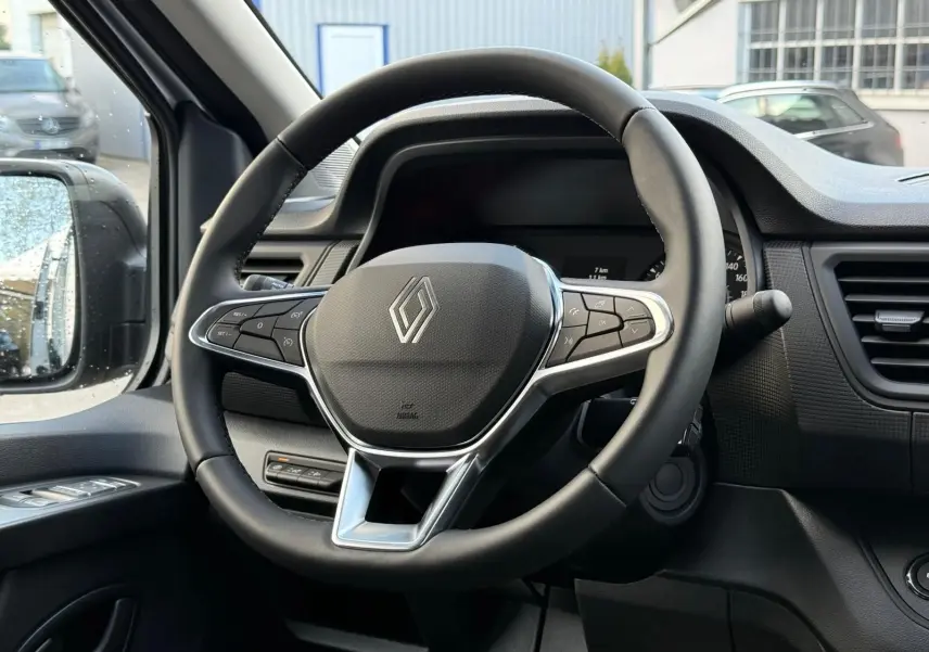 Gros plan sur la caméra de recul et le feu stop arrière d'un Renault Trafic cabine approfondie gris Highland.