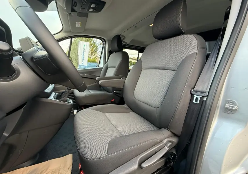 Plafonnier intérieur avec commandes d'éclairage et bouton SOS du Renault Trafic cabine approfondie gris Highland 2025.