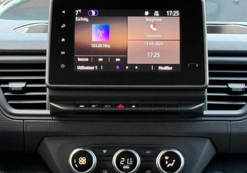 Vue 3/4 avant droit d'un Renault Trafic cabine approfondie gris Highland avec calandre noire et phares LED distinctifs.