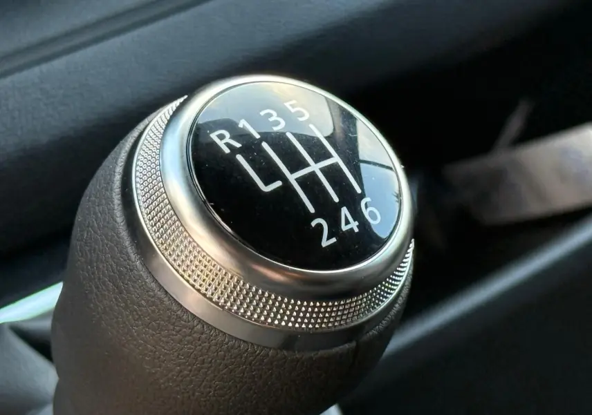 Profil côté gauche d'un Renault Trafic Cabine Approfondie gris Highland 2025, avec portes coulissantes et jantes acier.