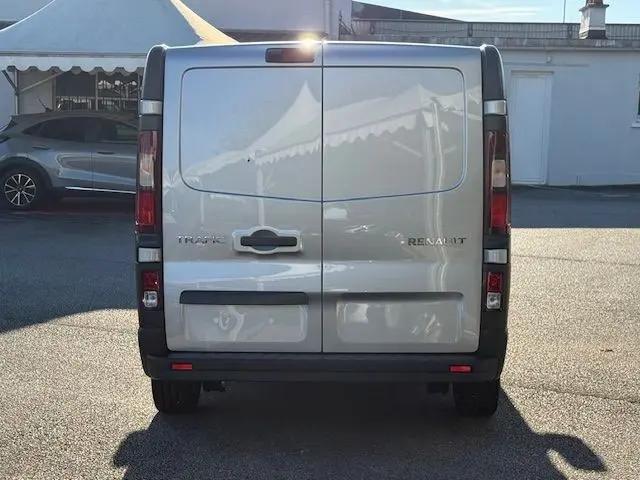 Vue intérieure côté conducteur du Renault Trafic cabine approfondie gris Highland, montrant les sièges avant et le tableau de bord.