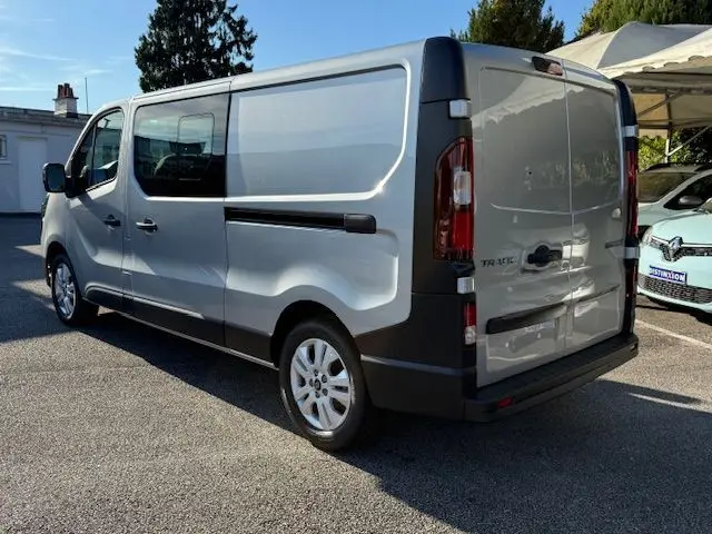 Bouton noir de démarrage moteur sur le tableau de bord gris foncé du Renault Trafic cabine approfondie 2025.