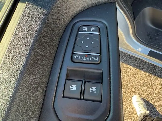 Tableau de bord du Renault Trafic cabine approfondie 2025 avec écran tactile GPS et commandes climatisation visibles.