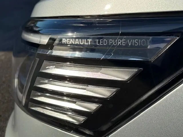 Gros plan sur le phare avant droit gris Highland du Renault Trafic cabine approfondie avec marquage LED Pure Vision.