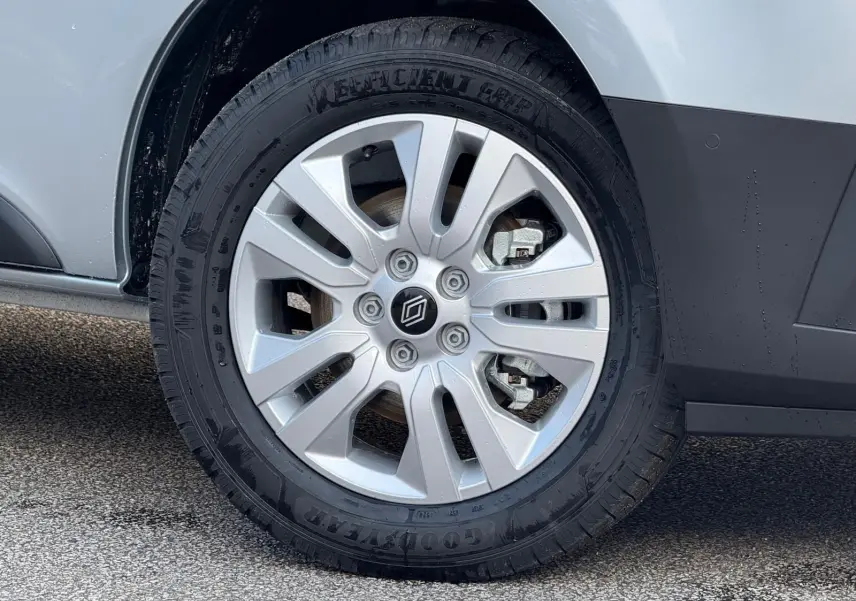 Vue latérale intérieure montrant la banquette arrière grise du Renault Trafic Cabine Approfondie L2H1 2025 avec porte ouverte.