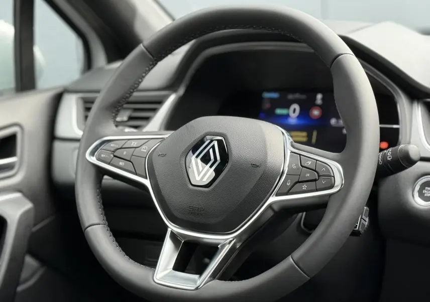 Volant en cuir noir avec commandes intégrées et tableau de bord numérique du Renault Captur hybride 2025.