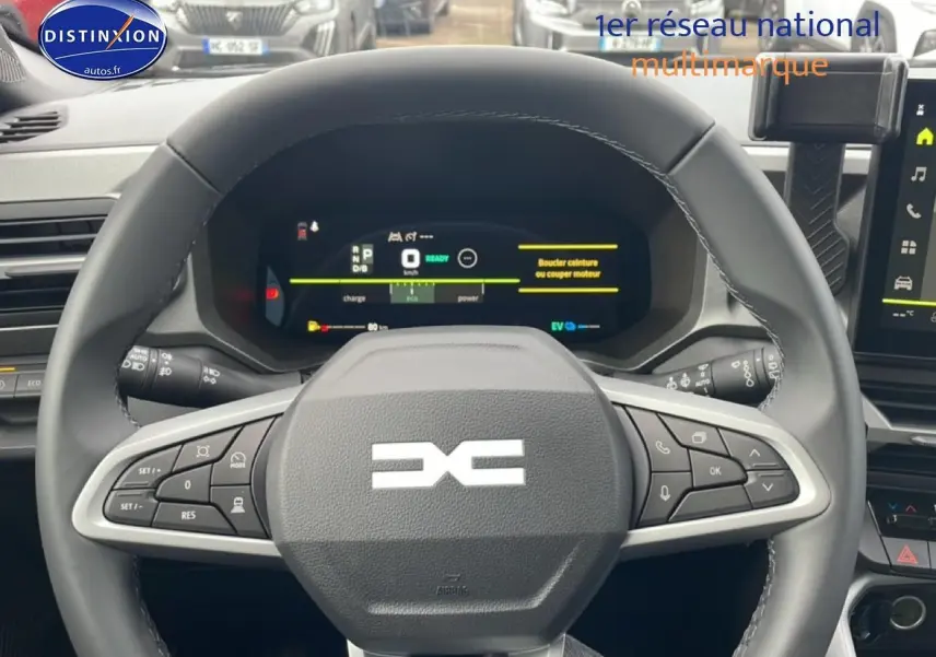 Vue rapprochée du volant en cuir noir et du tableau de bord numérique du Dacia Bigster 1.8 hybrid 155 Journey 2025.
