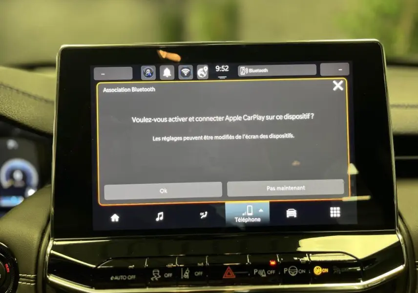 Écran tactile central du Jeep Compass 2024 affichant la connexion Apple CarPlay dans un intérieur noir.