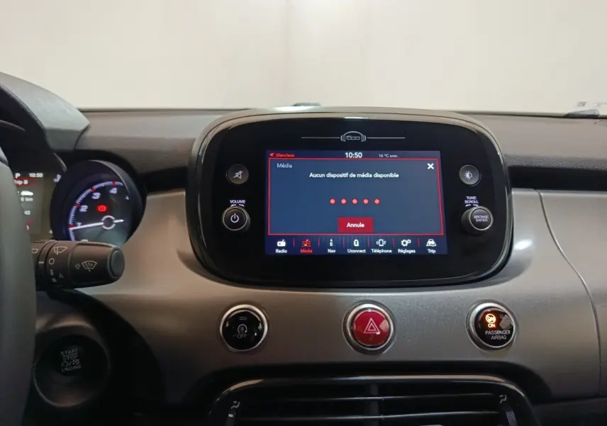 Tableau de bord de FIAT 500X noir, vue frontale centrée sur l'écran tactile multimédia et commandes centrales.
