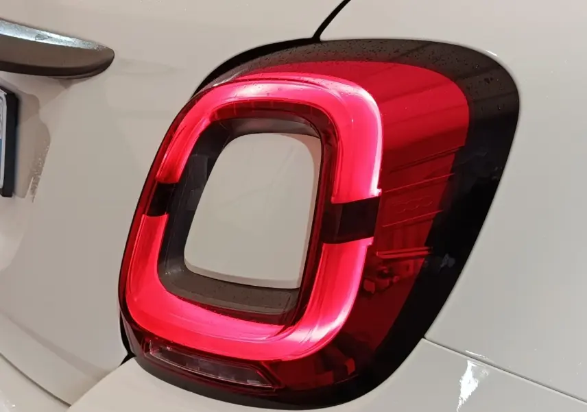 Gros plan sur le feu arrière droit rouge et noir d'une FIAT 500X noire, détails du logo 500 visibles.