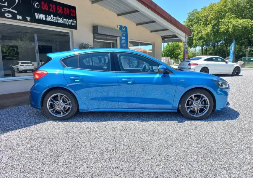 Ford Focus 2019 bleu vue de profil côté gauche, finition ST-Line avec jantes alliage distinctives.
