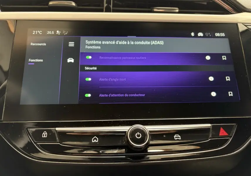 Écran tactile central de l’Opel Corsa gris clair affichant les réglages avancés d’aide à la conduite.