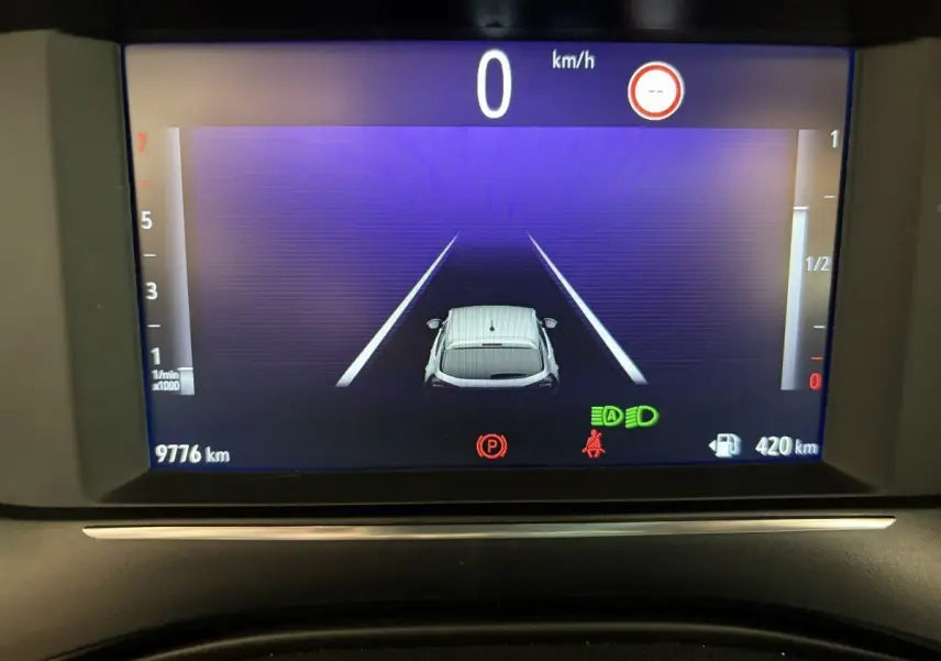 Affichage numérique du combiné instruments de l'Opel Corsa 2025 montrant l'aide au maintien de voie et la vitesse à 0 km/h.