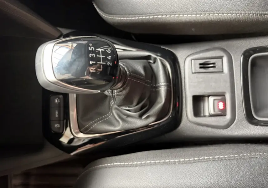 Gros plan sur le levier de vitesses manuel noir avec coutures blanches dans l'habitacle de l'Opel Corsa 2025.