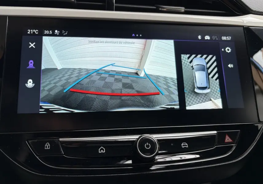 Écran tactile de la caméra de recul et vue 360° de l’Opel Corsa gris clair, affichage intérieur central.