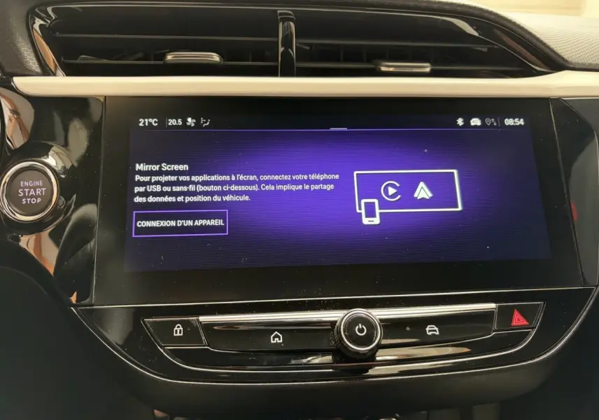 Vue rapprochée de l’écran tactile central de l’Opel Corsa gris clair 2025 avec bouton Start et commandes intégrées.