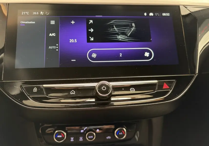 Vue rapprochée de l'écran tactile central et des commandes de climatisation d'une Opel Corsa gris clair, version 2025.