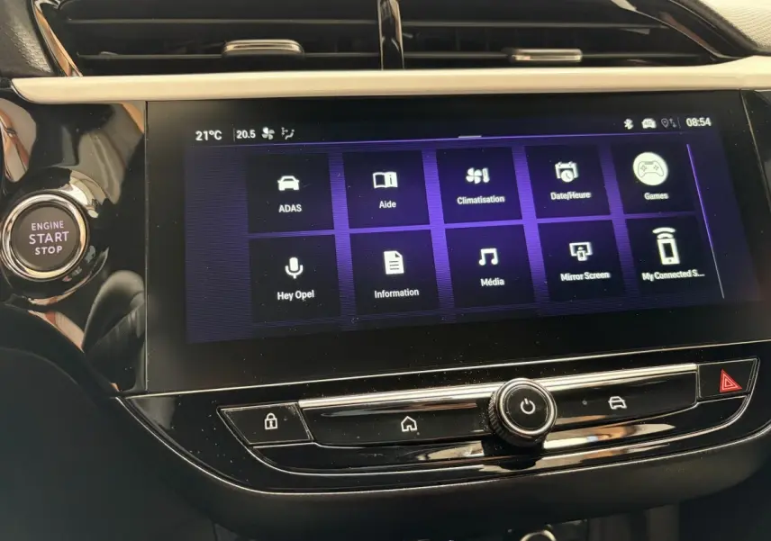 Gros plan sur l’écran tactile central et bouton start/stop dans l’habitacle noir de l’Opel Corsa 2025.