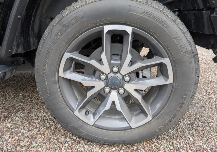 Gros plan sur la jante alliage 20 pouces et pneu 255/60 R20 du Jeep Wrangler noir, côté gauche.