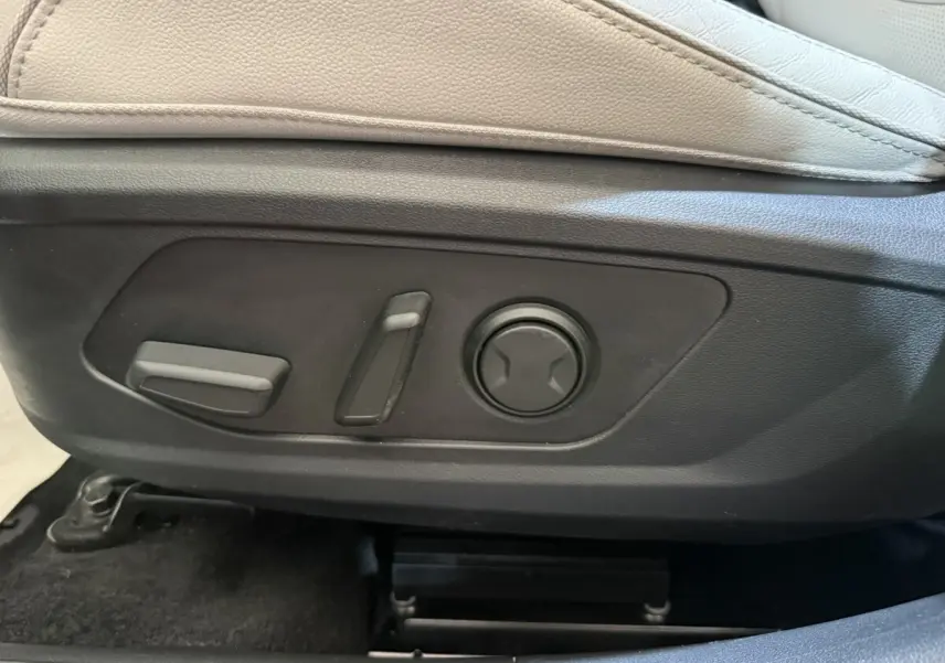 Détail des commandes de réglage électrique du siège avant en cuir beige du Hyundai Tucson gris foncé 2021.
