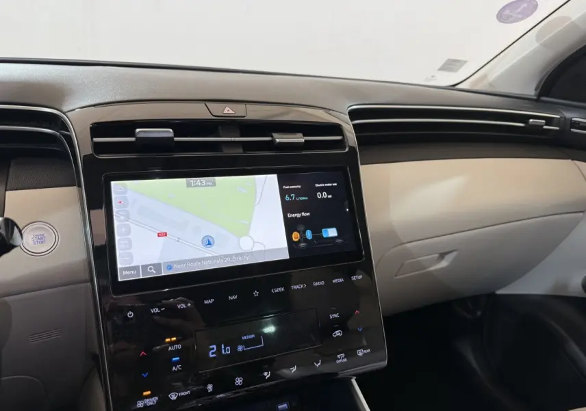 Tableau de bord intérieur côté passager du Hyundai Tucson 1.6 Hybrid 230 Executive avec écran tactile de navigation.