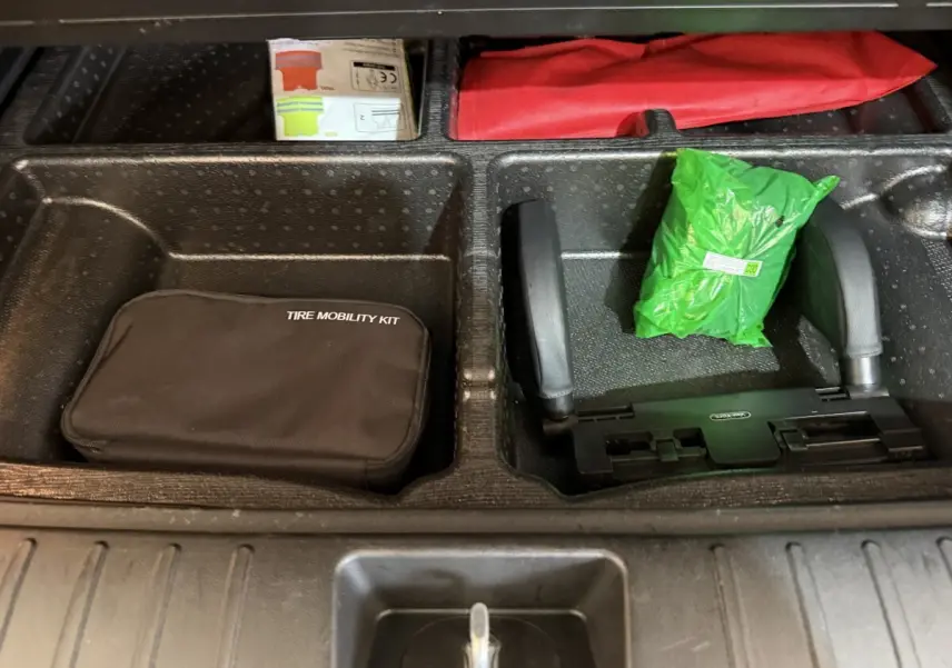 Compartiment de rangement sous coffre du Hyundai Tucson 1.6 Hybrid 230 Executive avec kit mobilité pneus et accessoires.