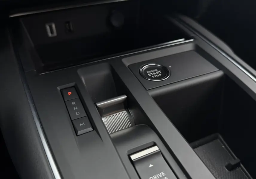 Vue rapprochée de la console centrale du Citroën C5 Aircross gris Platinium, avec bouton start/stop et sélecteur de boîte auto.