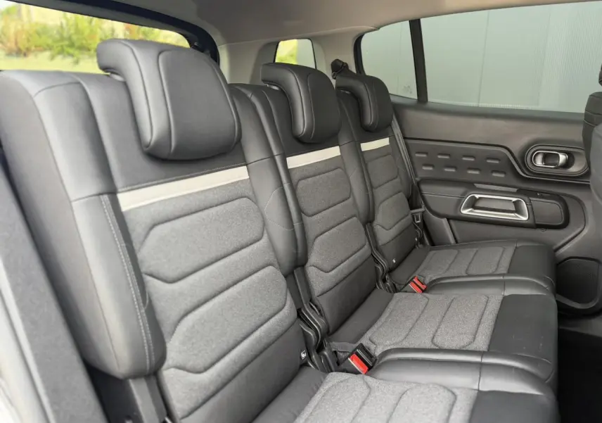 Vue latérale droite des trois sièges arrière indépendants gris foncé du Citroën C5 Aircross 2025 avec appuis-tête réglables.