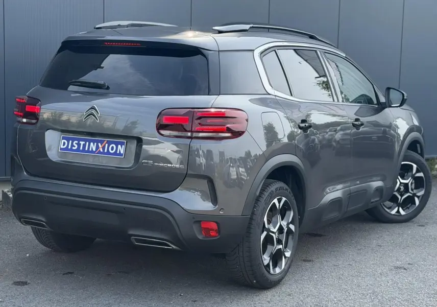 Vue 3/4 arrière droit du Citroën C5 Aircross gris Platinium avec jantes alliage bi-ton et feux arrière LED 3D.