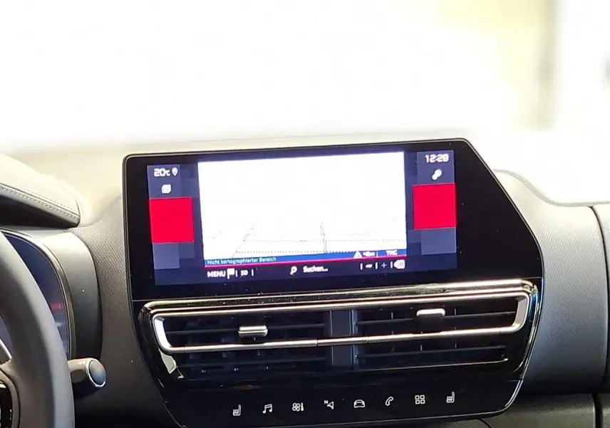 Vue intérieure centrée sur l’écran tactile du tableau de bord du Citroën C5 Aircross 2025 avec commandes tactiles et finition noire.