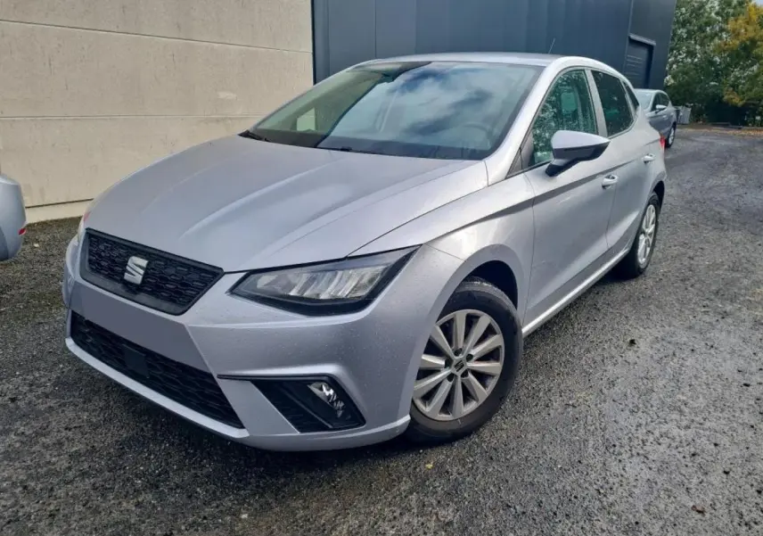 SEAT Ibiza TSI 115 DSG Move! argent urbain vue 3/4 avant droit avec jantes alliage et phares LED.