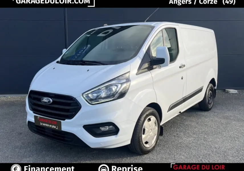 Ford Transit Custom Fourgon blanc en 3/4 avant droit, avec calandre noire et phares modernes LED.